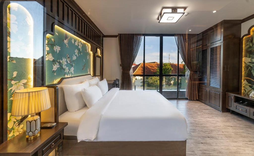 大叻的住宿－Le House DaLat，卧室设有一张白色大床和一扇窗户。