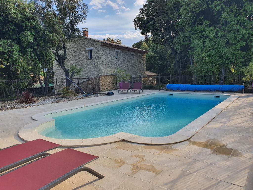 une piscine devant une maison dans l'établissement Villa Soleil, à Gordes