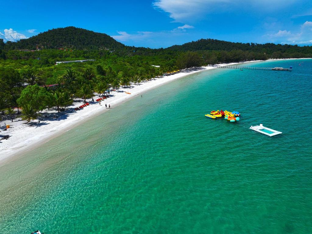 eine Luftansicht auf einen Strand mit zwei Booten im Wasser in der Unterkunft Koh Rong Beach Hostel and Bungalows in Phumĭ Kâoh Rŏng