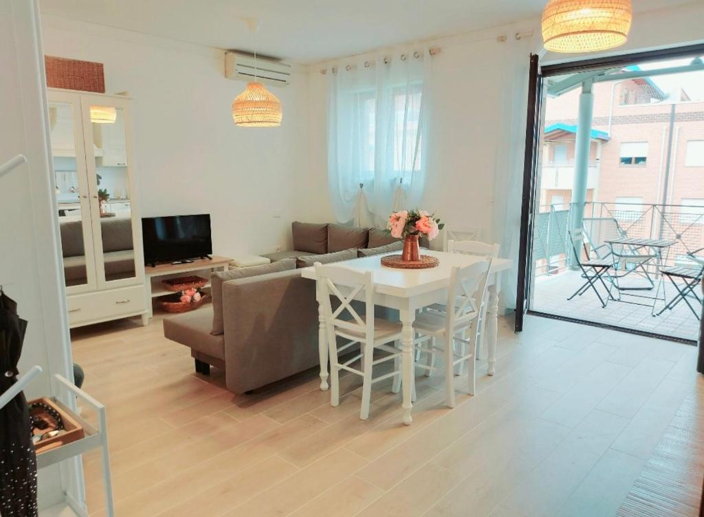 a living room with a table and a couch at Incantevole Appartamento Monolocale Alba 2 in Alba