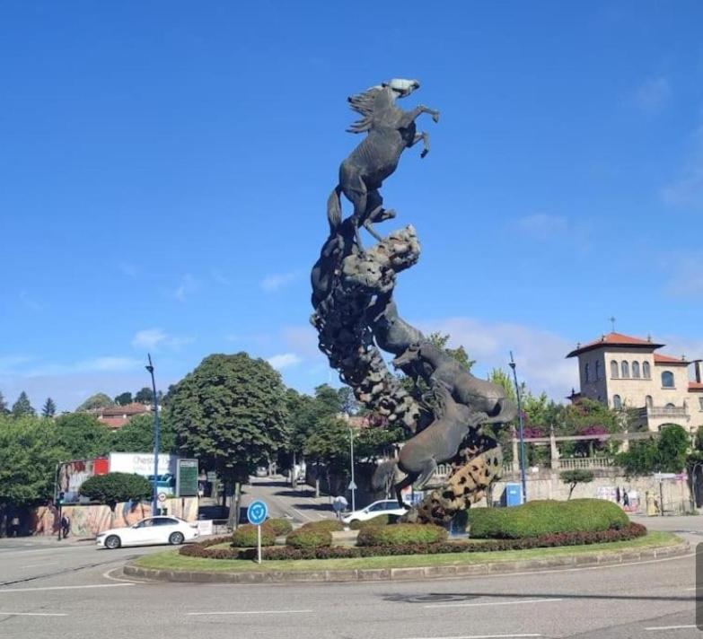 posąg na środku ulicy w obiekcie Apartamento en Plaza de España w mieście Vigo
