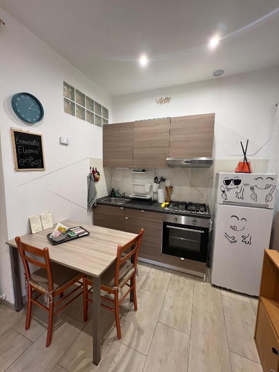 una cucina con un tavolo, un fornello e un frigorifero di Casapiccy a Torino