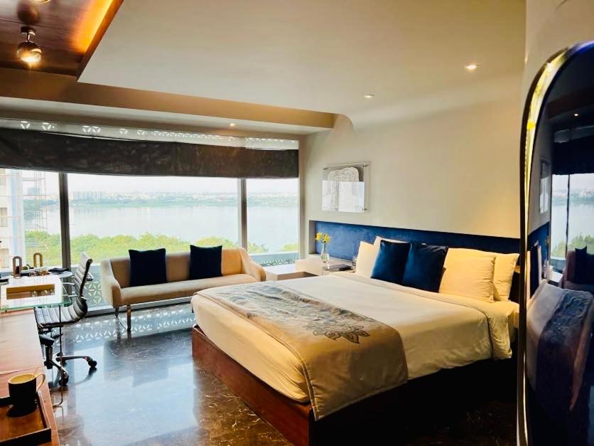 een slaapkamer met een groot bed en een woonkamer bij The Park Hyderabad, Banjara Hills near Hussain Sagar Lake in Hyderabad