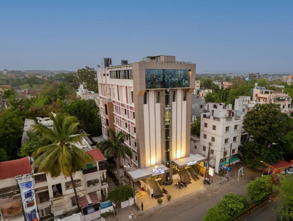 een uitzicht op een gebouw in een stad bij Hotel Krishna Inn, Aurangabad in Aurangabad