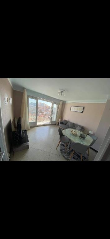 un salon avec une table et un canapé dans l'établissement Appartement T3 à deux pas du metro, à Marseille