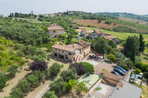 widok z góry na dom na wzgórzu w obiekcie Il Cantinoccio B&B w mieście Cerasolo