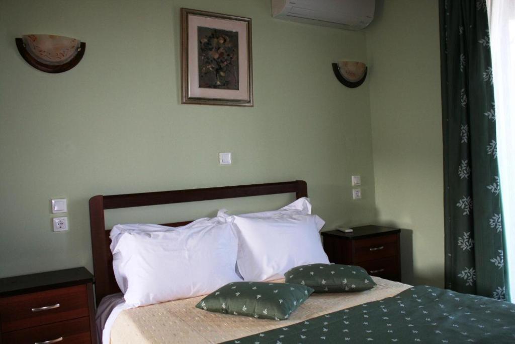 Postel nebo postele na pokoji v ubytování Dionysus Apartments & Suites