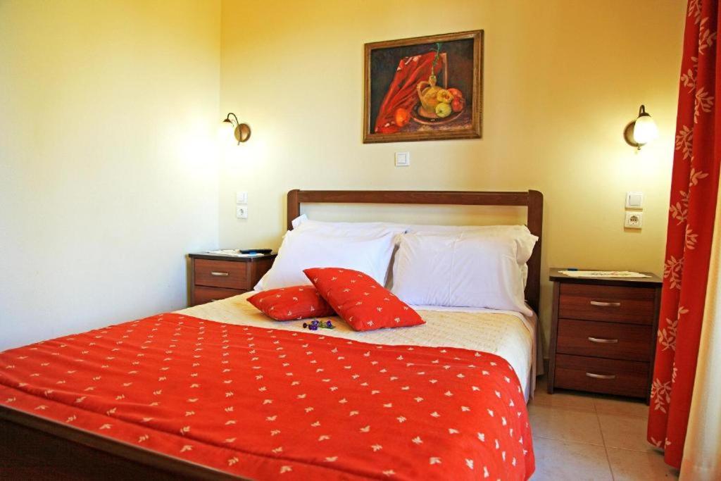 Postel nebo postele na pokoji v ubytování Dionysus Apartments & Suites