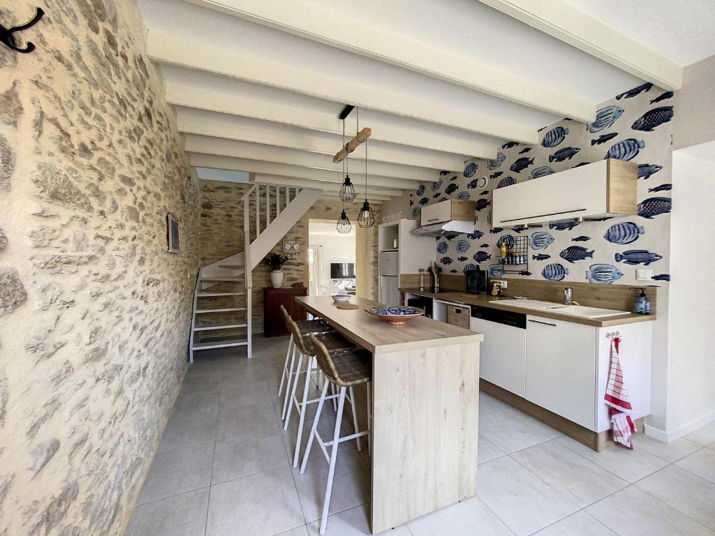 - une cuisine avec des plaques bleues et blanches sur le mur dans l'établissement Ker Avel Maison Bretonne, à Quiberon