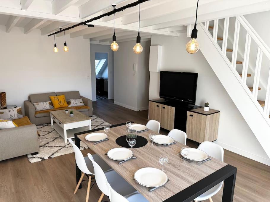 un salon avec une table à manger et un canapé dans l'établissement T5 lumineux - balcon - parking - linge inclus, à Vannes