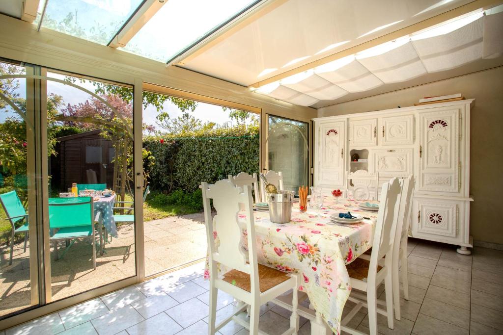 d'une véranda avec une table et des chaises. dans l'établissement La Mouette, à Pornic