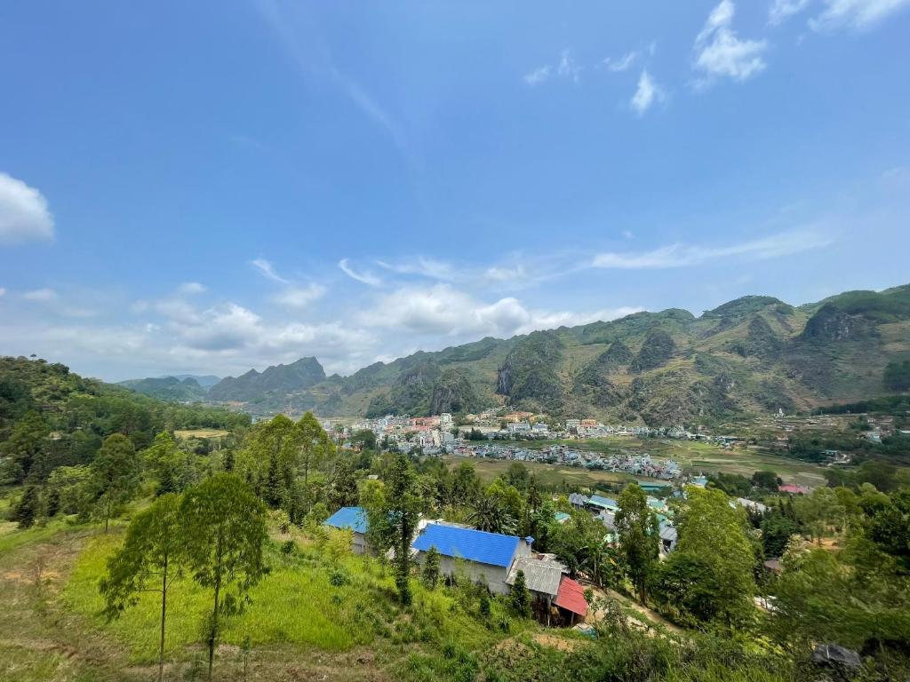 une ville dans une vallée avec des montagnes en arrière-plan dans l'établissement Best View Đồng Văn, à Ha Giang