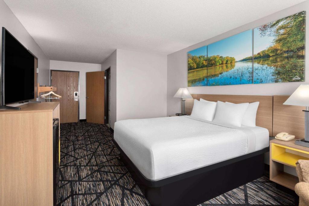 Days Inn by Wyndham Ogallala - Queen Room - Disability Access/Non-Smoking