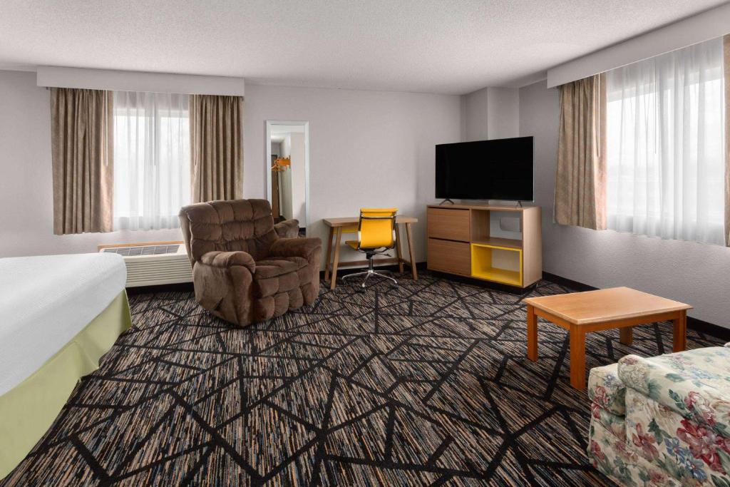 Days Inn by Wyndham Ogallala - Deluxe King Suite