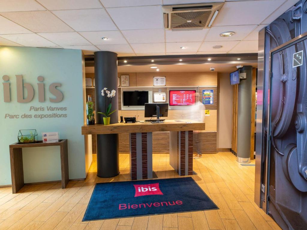 an office with a desk in the middle of a room at ibis Paris Vanves Parc des Expositions in Vanves