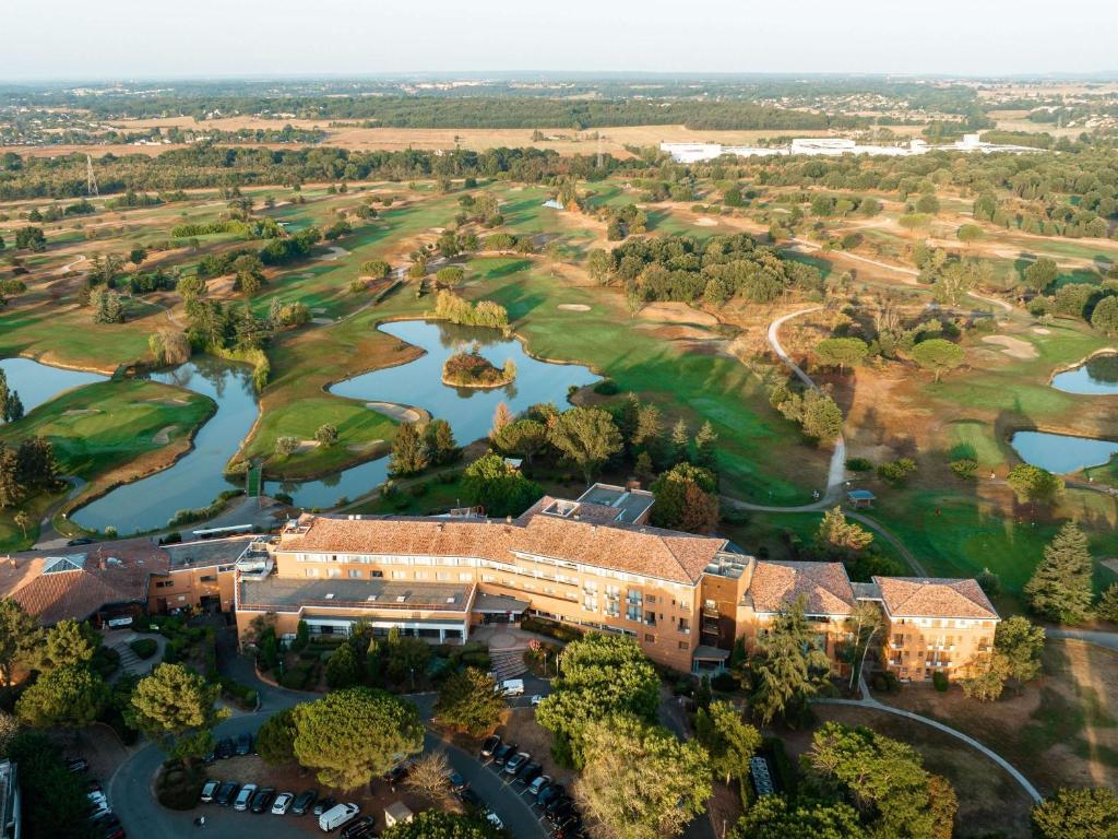 an aerial view of the golf course at the resort at Mercure Toulouse Aéroport Golf de Seilh in Seilh