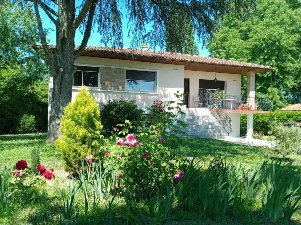 ein Haus mit Blumen davor in der Unterkunft chambre d'hôte in Campagne