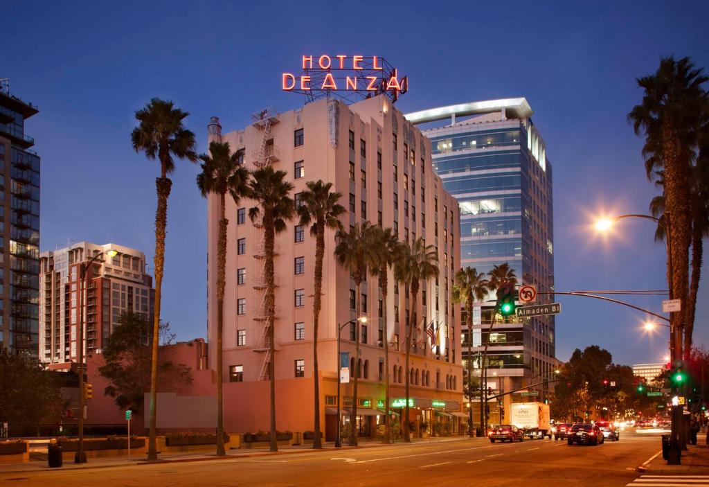 un panneau de nettoyage d'hôtel au-dessus d'un bâtiment dans l'établissement Hotel De Anza, a Destination by Hyatt Hotel, à San José