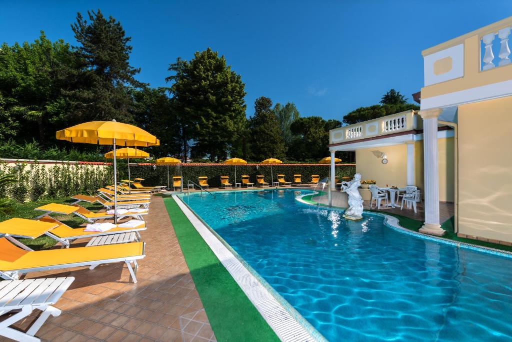 Bazén v ubytování Hotel Terme Roma nebo v jeho okolí