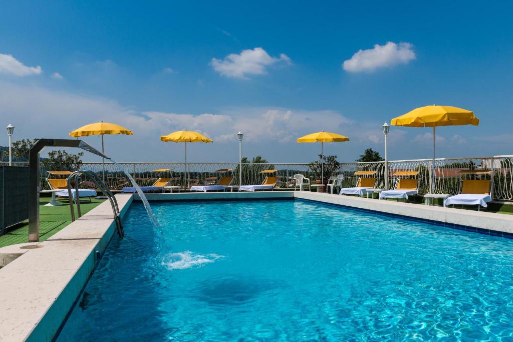 Bazén v ubytování Hotel Terme Roma nebo v jeho okolí