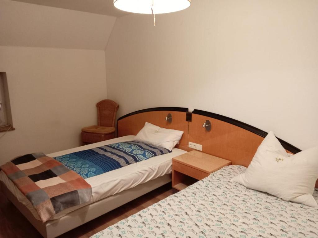 een slaapkamer met twee bedden en een lamp bij Hostel Alegria-Jumbo in Erlangen