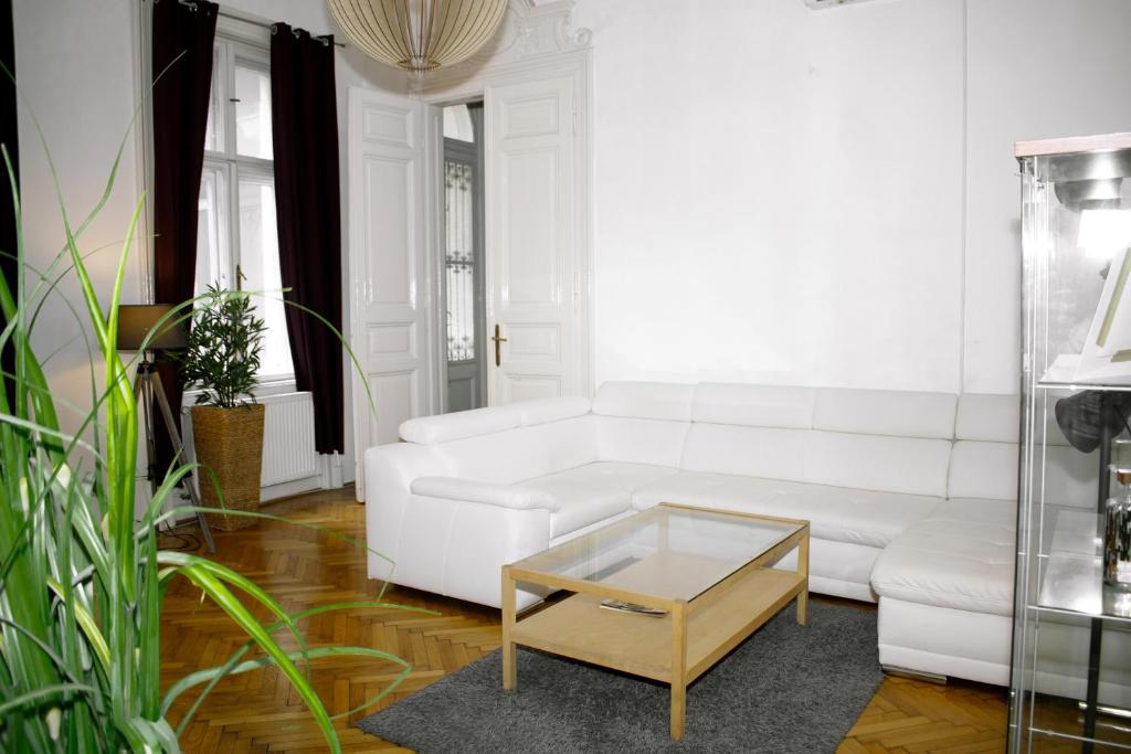 - un salon avec un canapé blanc et une table basse dans l'établissement Heart of the city, entire very big apartment, à Budapest