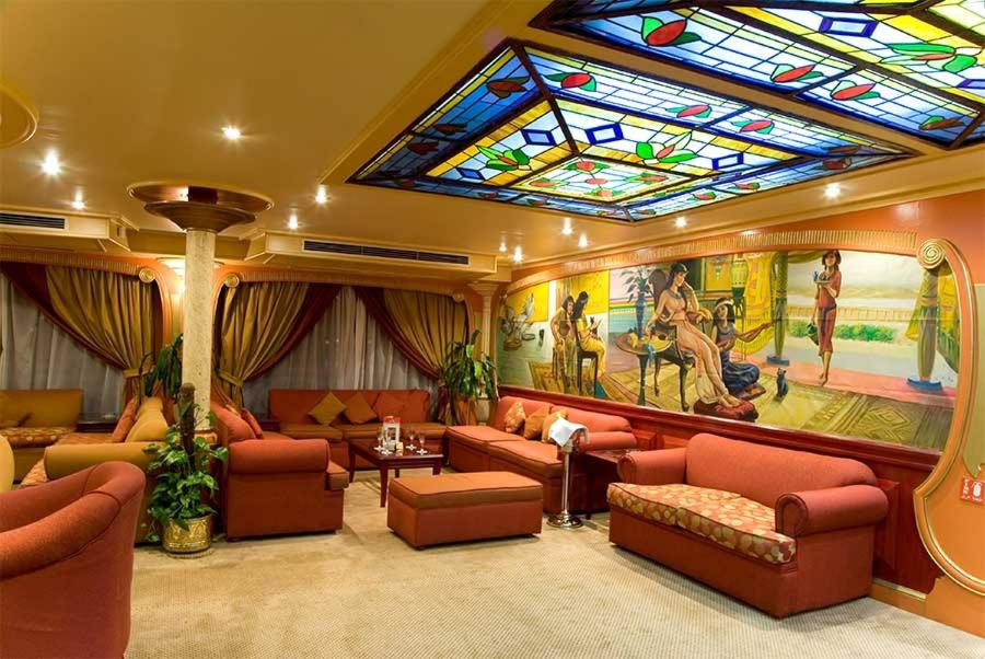 M/s Nile crown II في Nag` el-Fuqâhi: غرفة بها أرائك وسقف من الزجاج الملون
