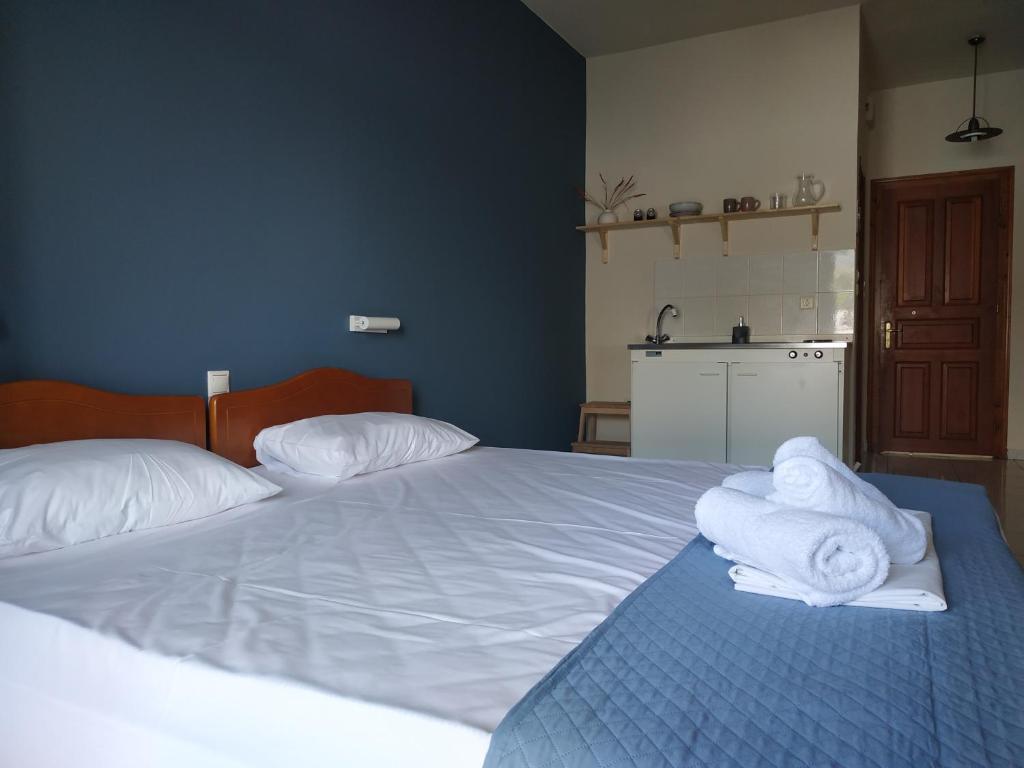 - une chambre avec 2 serviettes blanches sur un lit dans l'établissement Studios by Evita's Resort, à Poros