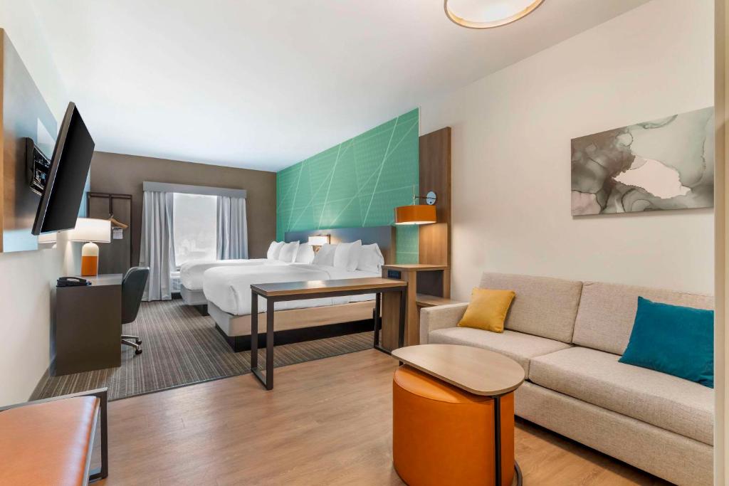 ein Hotelzimmer mit einem Bett und einem Sofa in der Unterkunft Comfort Suites Gatlinburg Downtown-Convention Center in Gatlinburg
