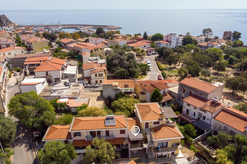 una vista aérea de una ciudad con casas en Apartment Mirto 4, en Santa Maria Navarrese