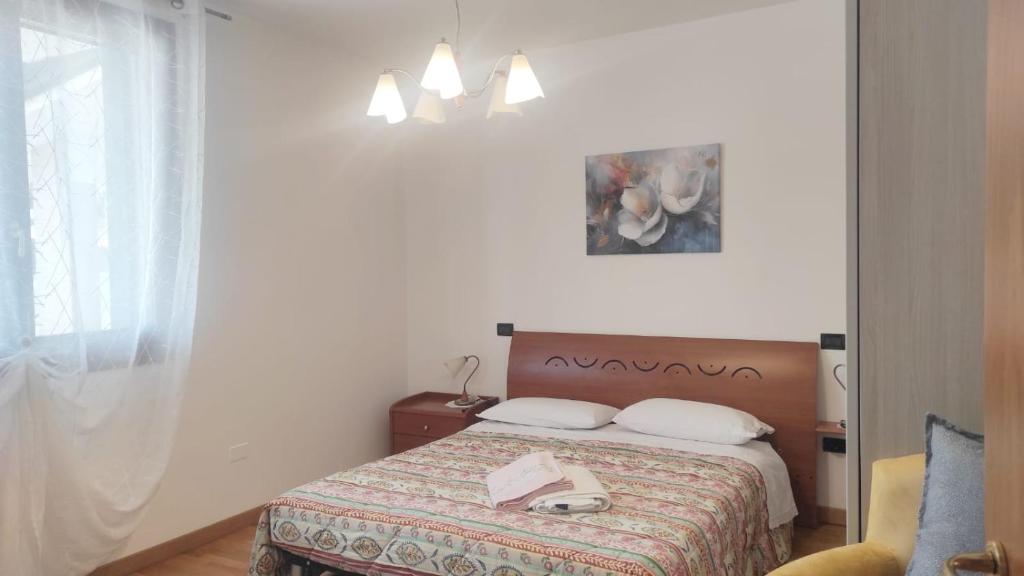 - une chambre avec un lit et un téléphone dans l'établissement Donatellaguesthouse, à Piove di Sacco
