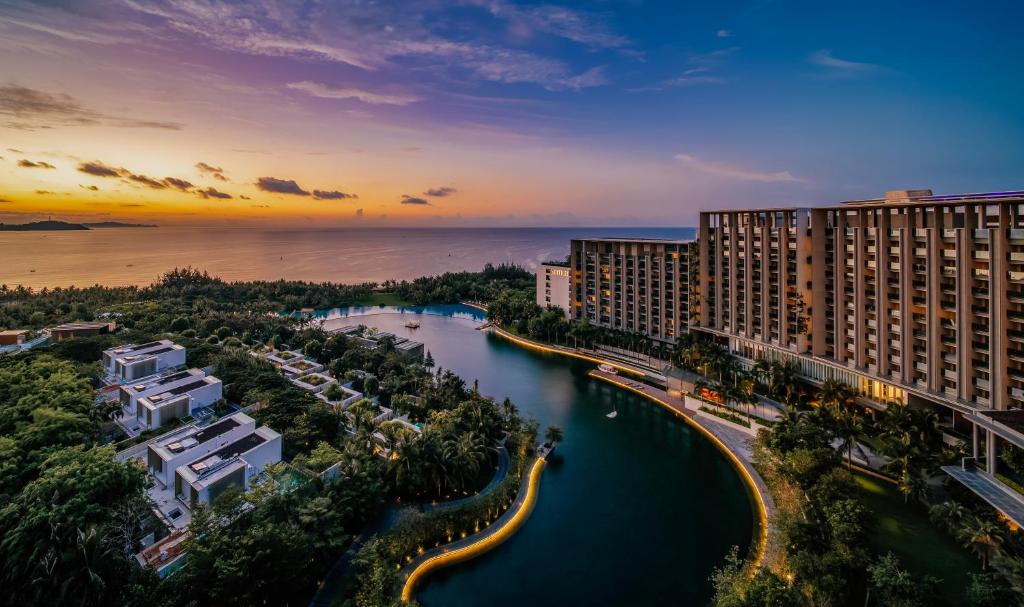 una vista aérea de un complejo con un lago en The Sanya EDITION en Sanya