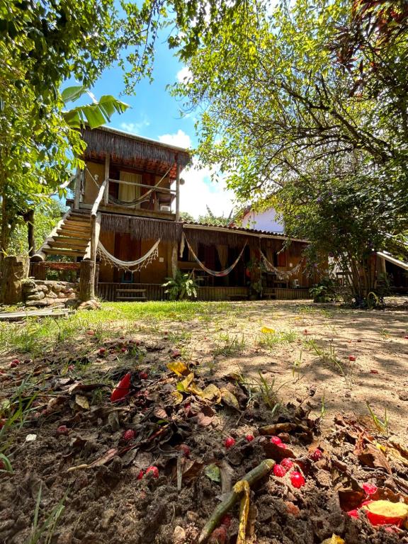 Uma casa com um monte de lixo à frente. em Pousada Roy Bonete em Ilhabela