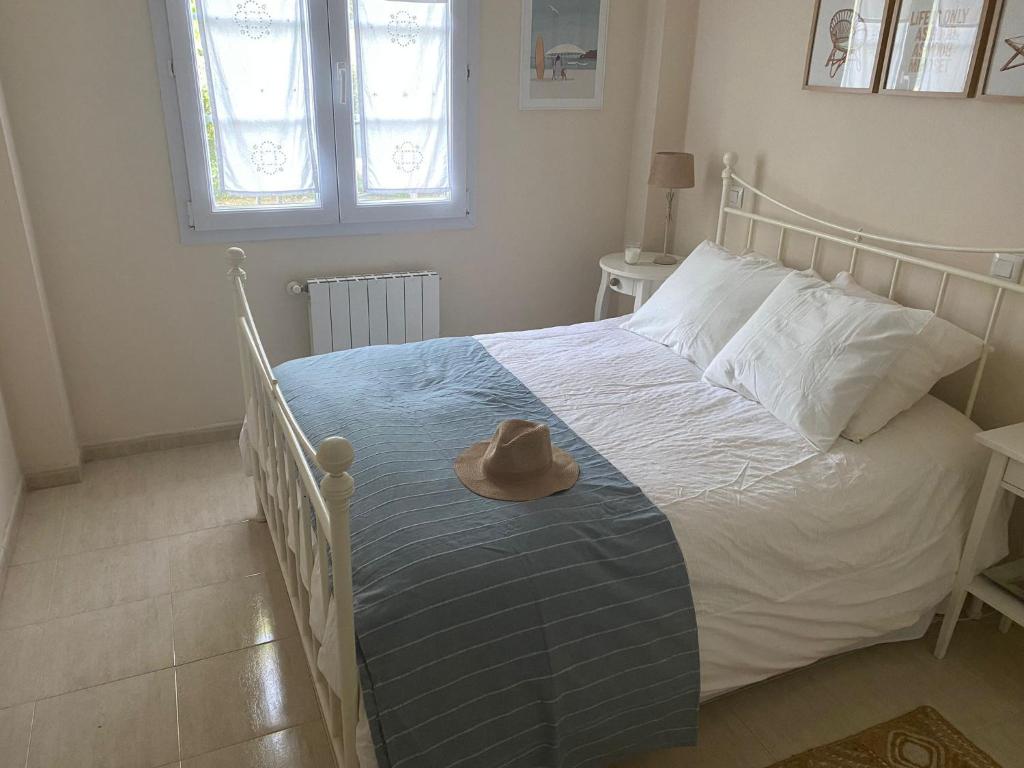 Postel nebo postele na pokoji v ubytování Bajo con Jardin y Piscina!