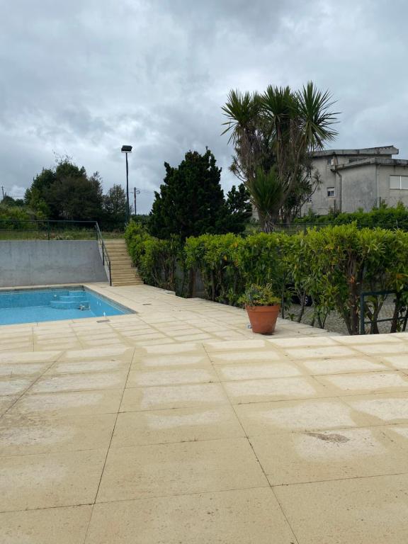 um pátio com uma piscina e um edifício em CASA AUGUSTA HOTEL - QUINTA em Penafiel