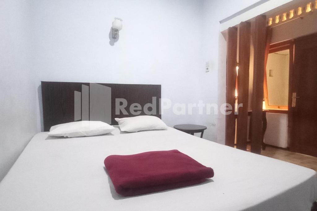 Postelja oz. postelje v sobi nastanitve Hotel Palem 2 Syariah Malang Redpartner