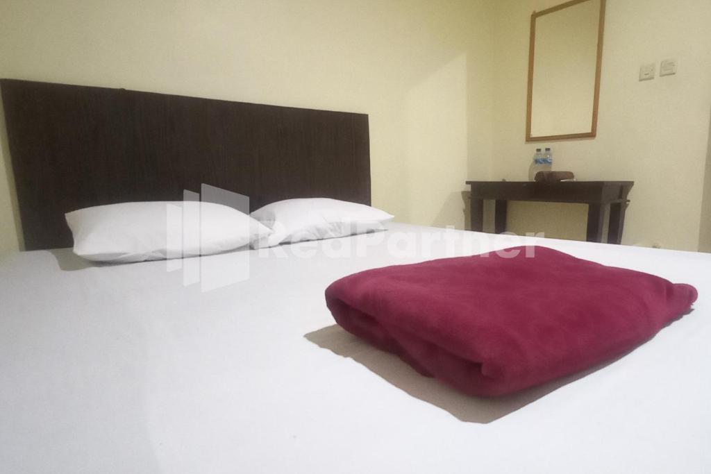 Postelja oz. postelje v sobi nastanitve Hotel Palem 2 Syariah Malang Redpartner