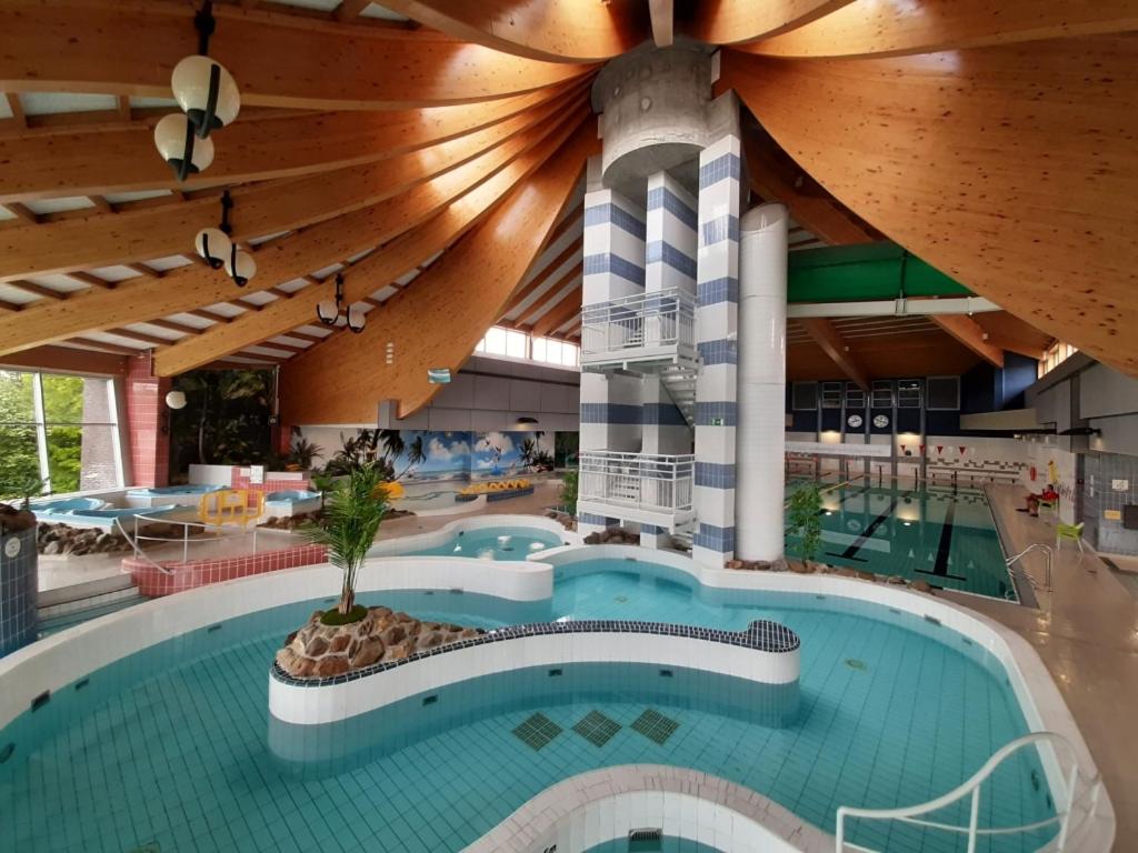 Bazén v ubytování Villa Blue Garden B&B Vlaamse Ardennen nabij Pairi Daiza nebo v jeho okolí