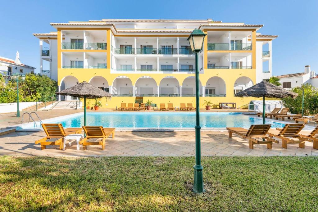Hồ bơi trong/gần Apartamentos Turisticos Alagoa Praia