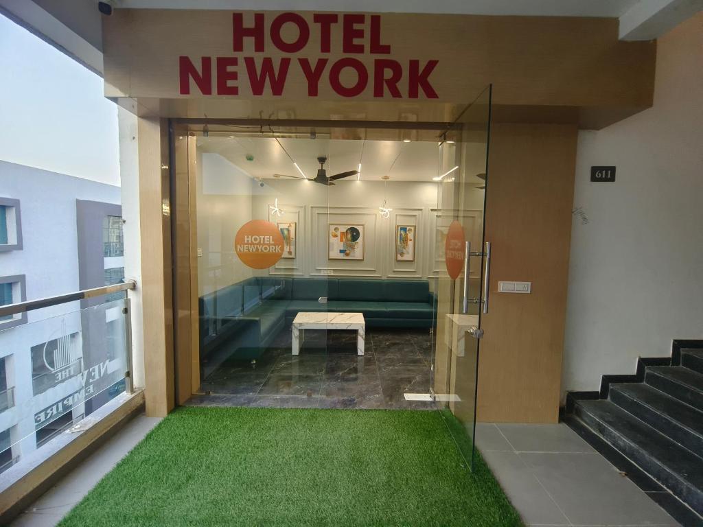 een hotel New York winkel met een bankje in het raam bij HOTEL NEW YoRK in Naroda