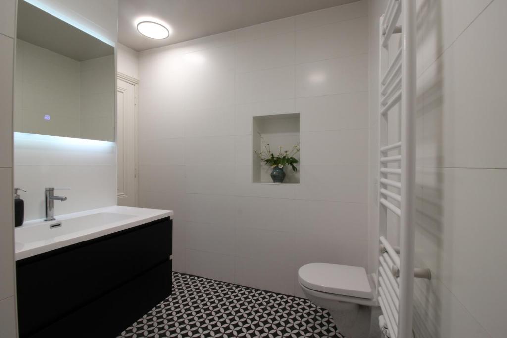 Koupelna v ubytování Ruim appartement in monumentaal gebouw