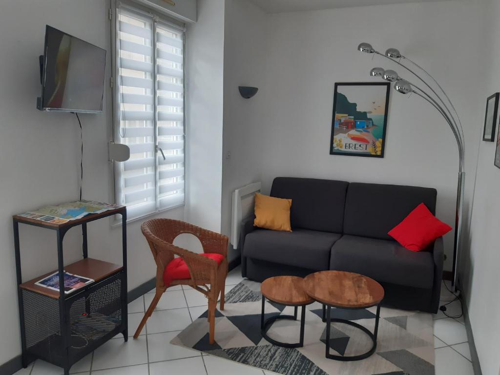 sala de estar con sofá, mesa y sillas en Urban Chic 44 m2, en Brest