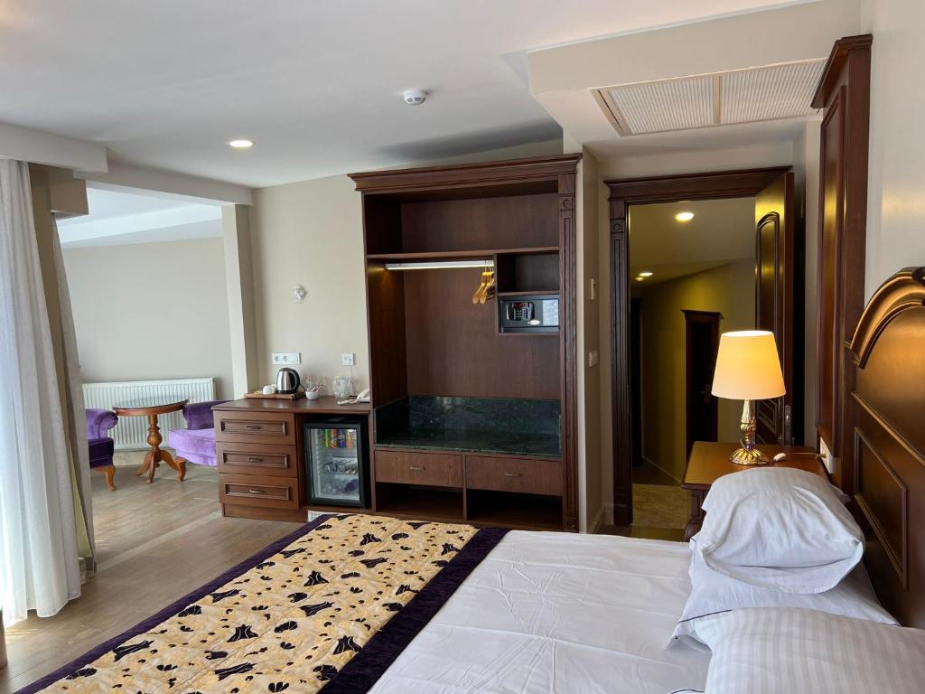 Postel nebo postele na pokoji v ubytování GLK PREMIER The Home Suites & Spa