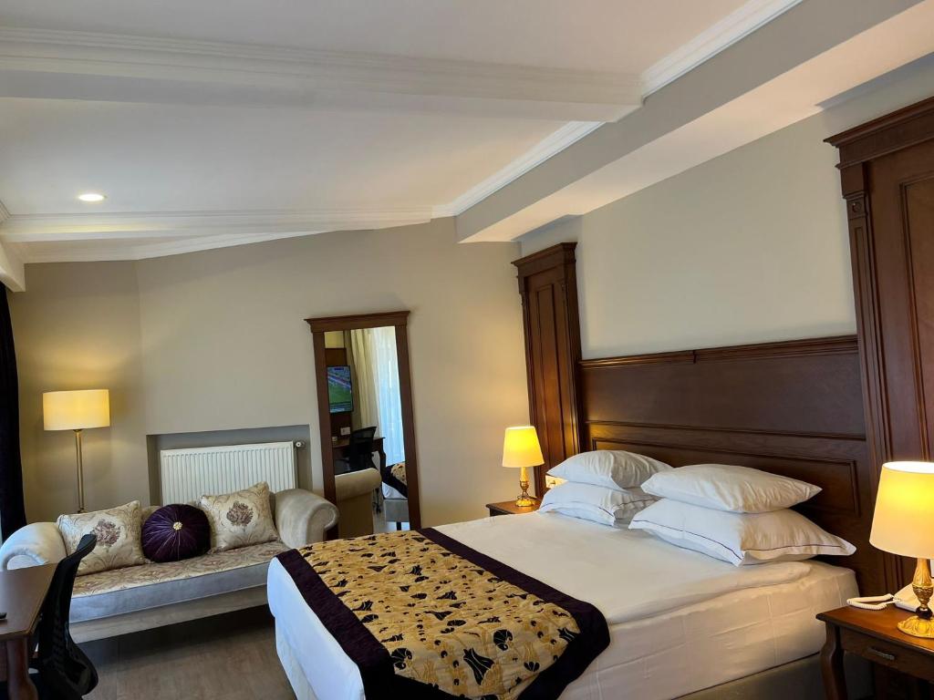 Postel nebo postele na pokoji v ubytování GLK PREMIER The Home Suites & Spa