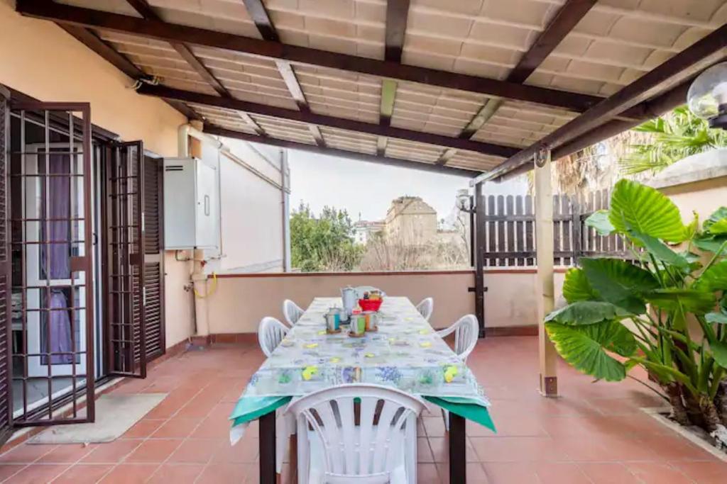 une table et des chaises sur le balcon d'une maison dans l'établissement Testaccio appartamento per gli amanti di un caffè in terrazzo, à Rome