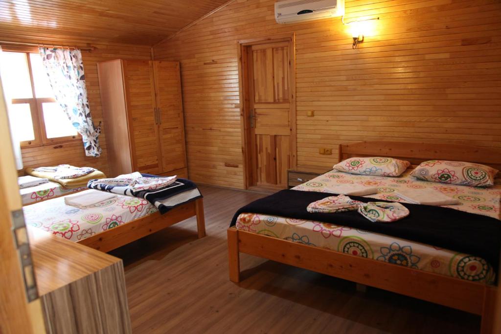 Postel nebo postele na pokoji v ubytování Olympos Varuna Bungalows & Restaurant