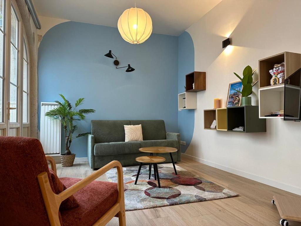 un salon avec un canapé et une table dans l'établissement L'Équinoxe - Cœur de ville avec terrasse, à Chartres