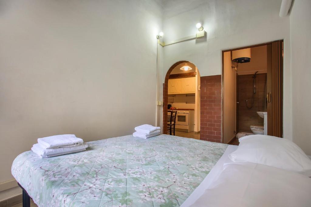 Il Nido di Phili - Sweet Dreams in Florence في فلورنسا: غرفة نوم عليها سرير وفوط