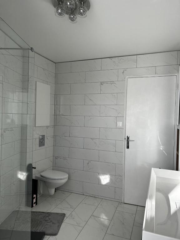 une salle de bain blanche avec des toilettes et un lavabo dans l'établissement Bel appartement, à Toulon