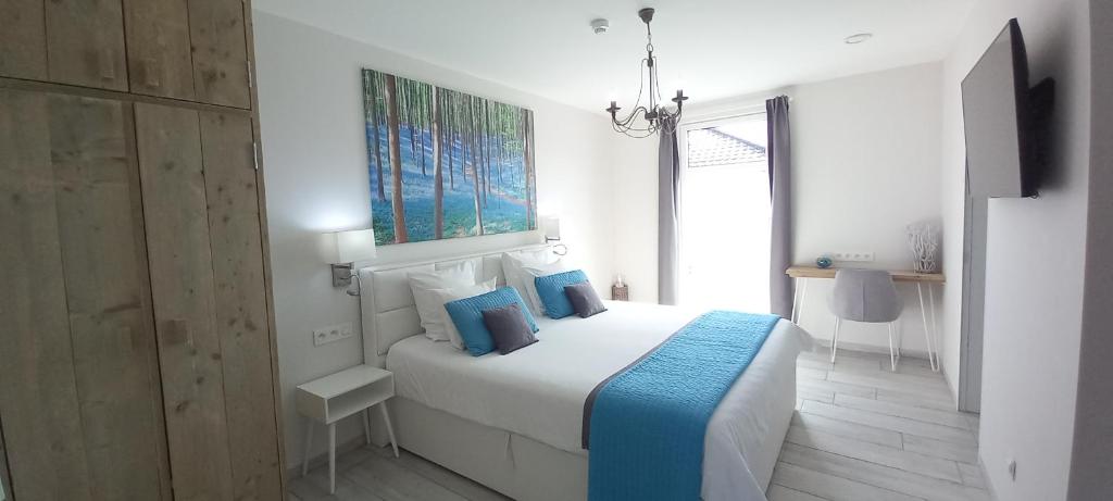 Postel nebo postele na pokoji v ubytování Villa Blue Garden B&B Vlaamse Ardennen nabij Pairi Daiza